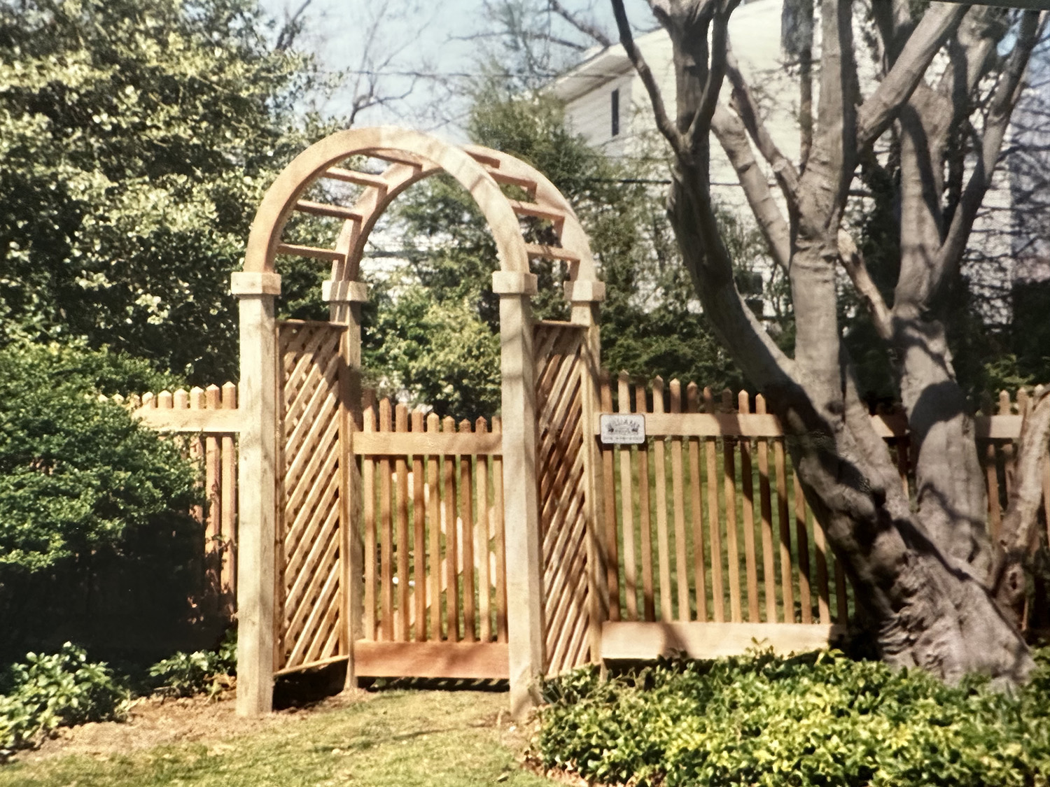 CEDAR PICKET WITH ARBOR